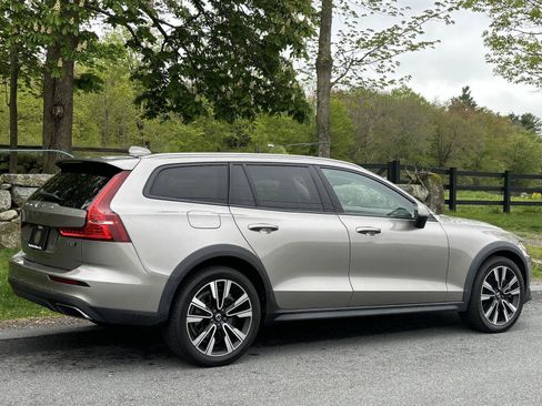 Used 2020 Volvo V60 T5 Cross Country AWD/4WD image 18