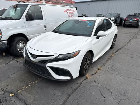 Used 2022 Toyota Camry SE FWD image 1