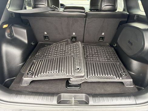 Used 2019 Jeep Cherokee Limited image 5