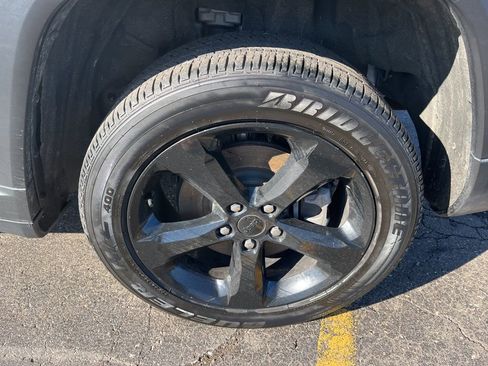 Used 2023 Jeep Grand Cherokee L Laredo image 9