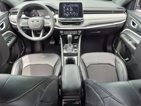 Used 2025 Jeep Compass Latitude w/ Sun & Sound Group AWD/4WD image 25