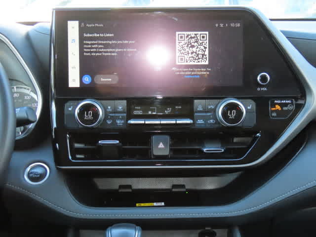 Used 2024 Toyota Highlander XLE AWD/4WD image 22