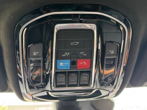 Used 2022 Jeep Grand Cherokee Summit AWD/4WD image 16