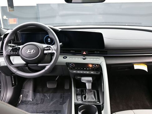 Certified 2025 Hyundai Elantra Limited image 9