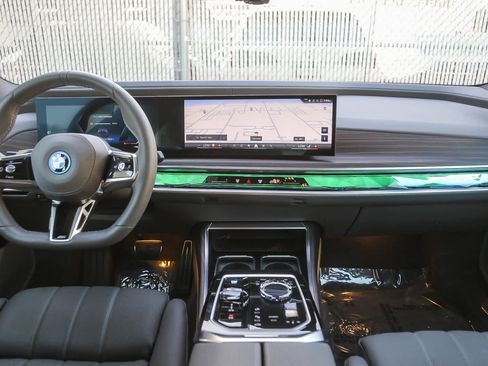 Used 2025 BMW i7 M70 image 9