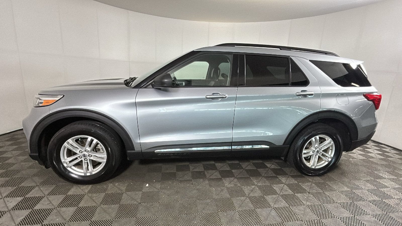 Used 2022 Ford Explorer XLT AWD/4WD image 6