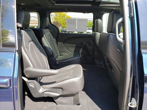 Used 2023 Chrysler Pacifica Limited w/ S Appearance Package AWD/4WD image 16