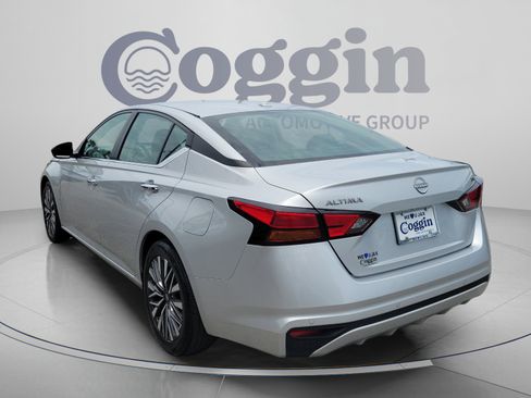 Used 2024 Nissan Altima 2.5 SV FWD image 2