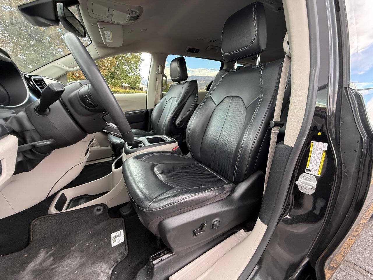 Used 2022 Chrysler Pacifica Touring-L FWD image 10