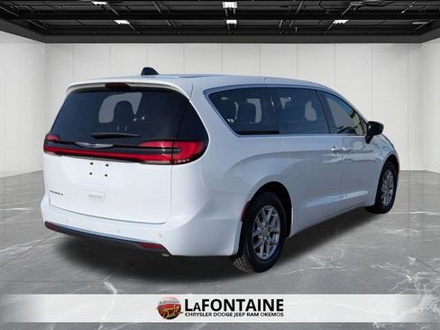 Used 2024 Chrysler Pacifica Touring-L image 5