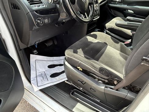 Used 2018 Dodge Grand Caravan SE FWD image 10