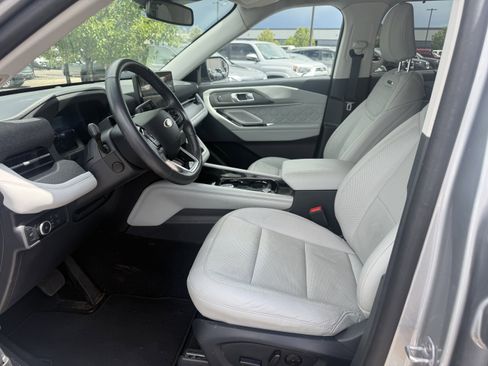 Used 2025 Ford Explorer Platinum w/ LUX Leather Package AWD/4WD image 2