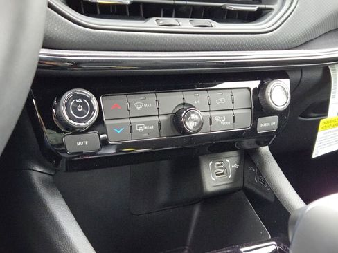 New 2026 Jeep Compass Latitude image 25