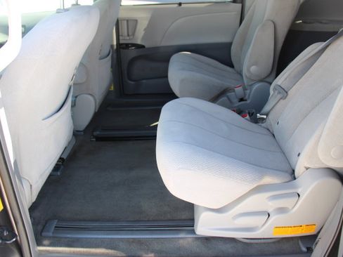 Used 2013 Toyota Sienna LE FWD image 13