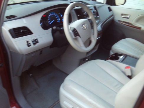 Used 2012 Toyota Sienna XLE image 17