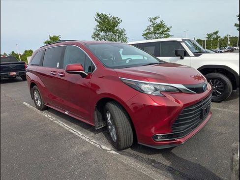 Used 2025 Toyota Sienna XLE w/ XLE Plus Package FWD image 2