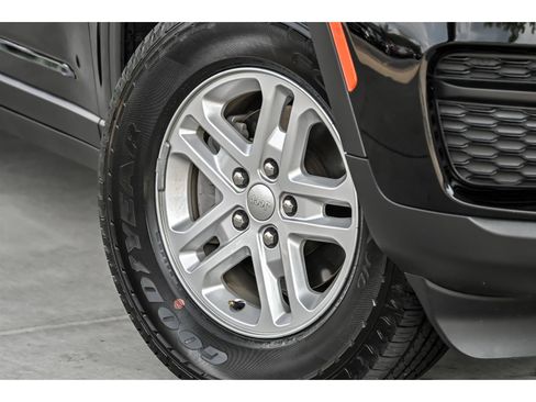 Used 2023 Jeep Grand Cherokee Laredo AWD/4WD image 3