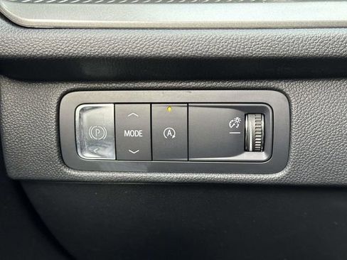 Used 2025 Chevrolet Traverse LT image 12