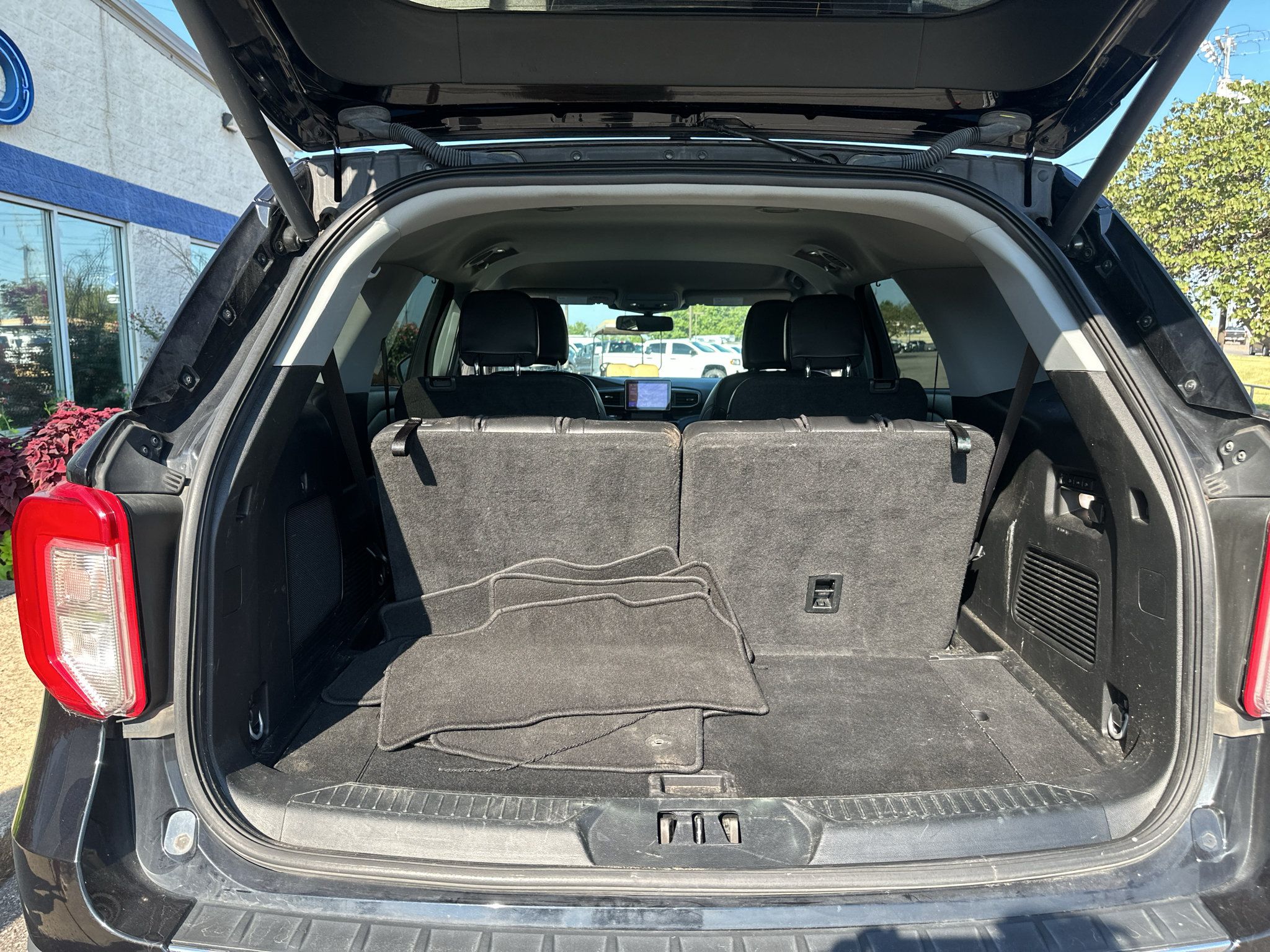 Used 2023 Ford Explorer Limited w/ Equipment Group 301A RWD image 17