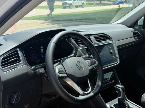 Used 2023 Volkswagen Tiguan SE w/ Panoramic Sunroof Package FWD image 6