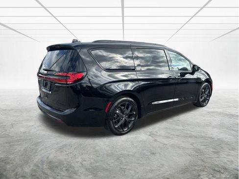 New 2026 Chrysler Pacifica Limited w/ S Appearance Package image 4
