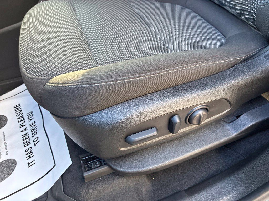 Used 2023 Chevrolet Traverse LT FWD image 50