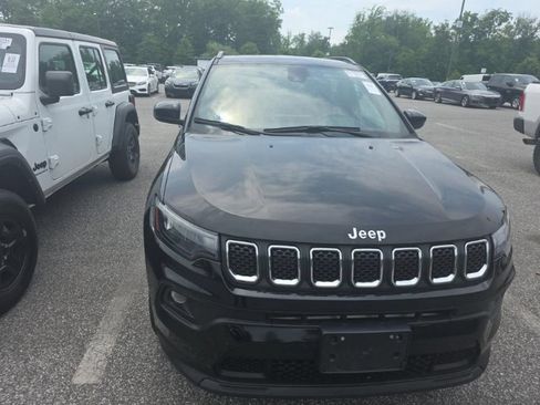Used 2023 Jeep Compass Latitude w/ Sun and Sound Group AWD/4WD image 2