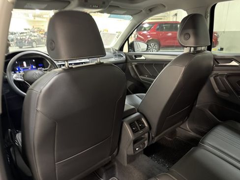 Certified 2024 Volkswagen Tiguan SE w/ Panoramic Sunroof Package AWD/4WD image 20