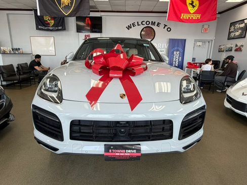 Used 2023 Porsche Cayenne Platinum Edition AWD/4WD image 4