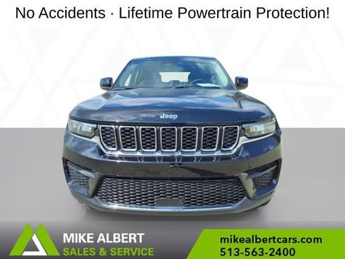 Used 2023 Jeep Grand Cherokee Laredo AWD/4WD image 2