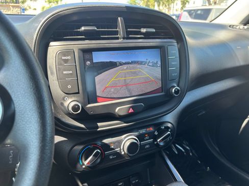 Used 2025 Kia Soul LX w/ LX Technology Package FWD image 24