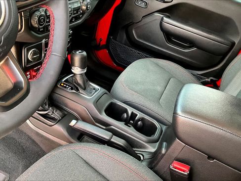 Used 2024 Jeep Wrangler Unlimited Rubicon w/ Convenience Group AWD/4WD image 10
