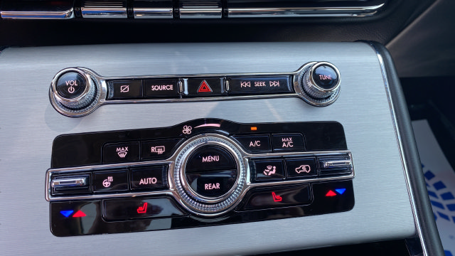 Used 2023 Lincoln Aviator AWD w/ Premium Package image 18