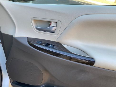 Used 2015 Toyota Sienna XLE Premium FWD image 52