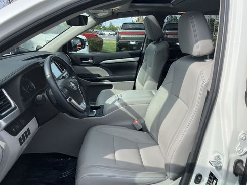 Used 2018 Toyota Highlander XLE AWD/4WD image 13