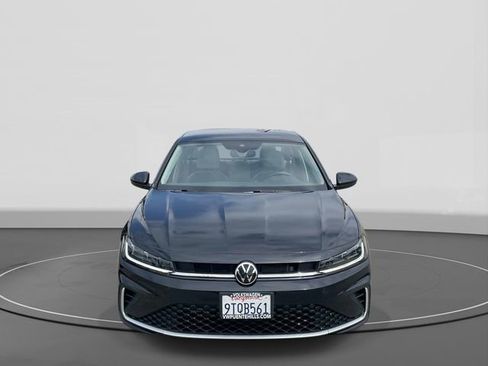 Used 2025 Volkswagen Jetta SE FWD image 2