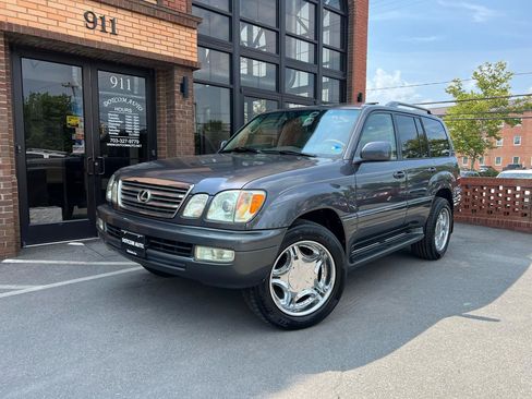 Used 2005 Lexus LX 470 4WD w/ Preferred Accessory Pkg image 2