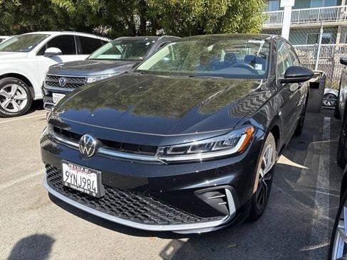 Used 2026 Volkswagen Jetta SE FWD image 2