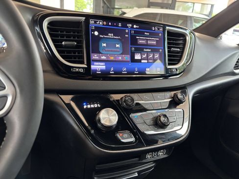 Used 2025 Chrysler Pacifica Select FWD image 15