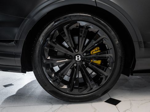 Used 2024 Bentley Bentayga Azure V8 image 15