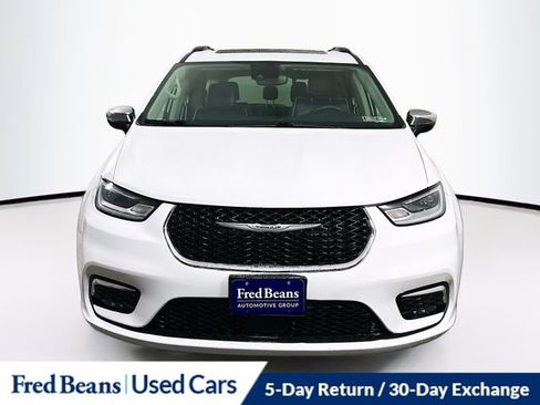 Used 2023 Chrysler Pacifica Limited FWD image 2