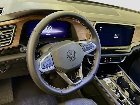 Used 2025 Volkswagen Atlas SE image 18