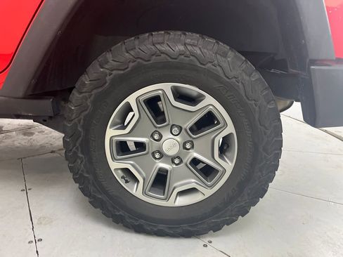 Used 2017 Jeep Wrangler Unlimited Rubicon w/ Connectivity Group image 14