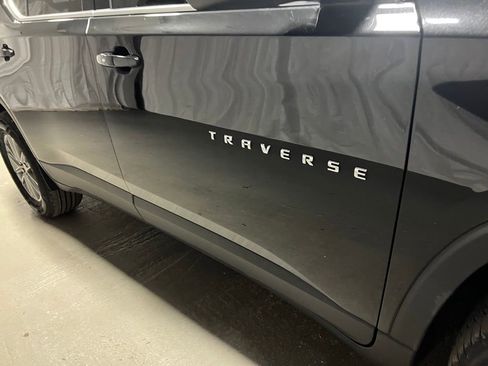Used 2023 Chevrolet Traverse LT image 9