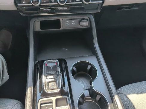 Used 2023 Honda Pilot LX image 5