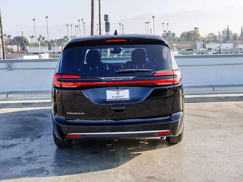 New 2027 Chrysler Pacifica Select FWD image 8