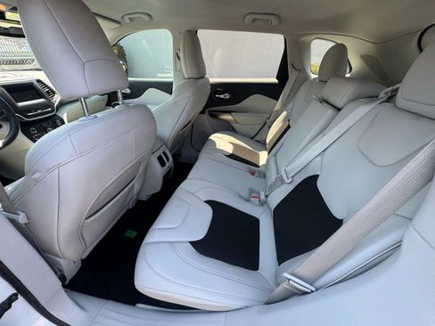 Used 2020 Jeep Cherokee Latitude Plus w/ Comfort/Convenience Group image 16