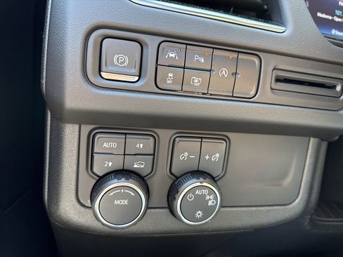 Used 2024 Chevrolet Suburban LT w/ Luxury Package AWD/4WD image 22