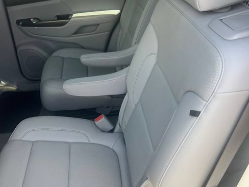 Used 2021 GMC Acadia SLT w/ Preferred Package FWD image 7