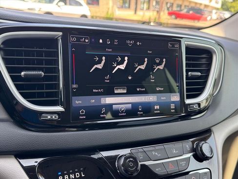 Used 2024 Chrysler Pacifica Touring-L FWD image 22